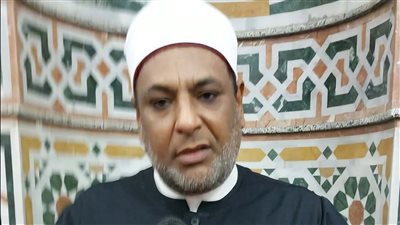 إمام مسجد يقدم التهاني لـ المسيحيين من خلال المكبرات  