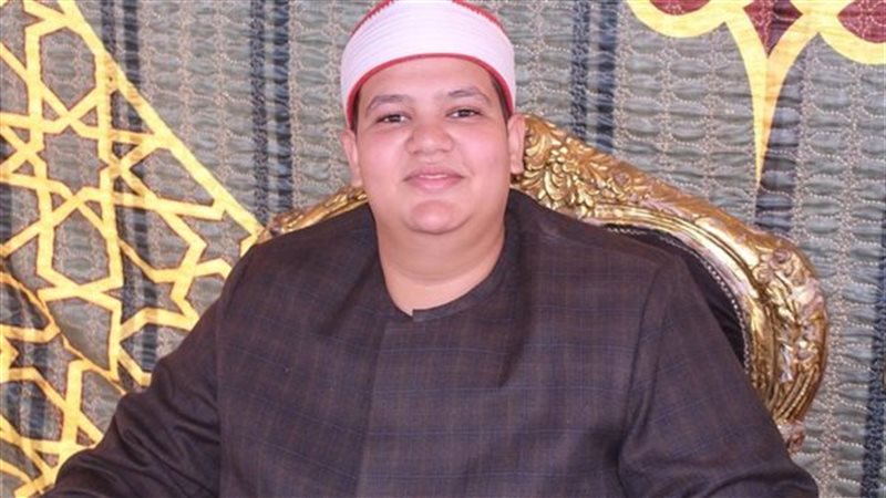 قارئ قرآن يعرض مسابقة
