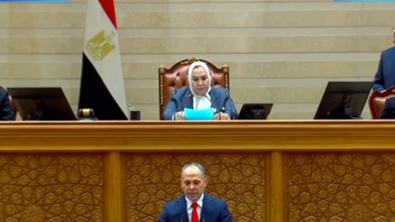 منصة نسائية بجلسة