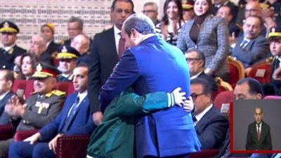 الرئيس السيسي ونجل الشهيد 