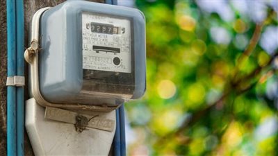 الكهرباء تحذر من زيادة الأحمال وتدعو لتحويل عداد الكهرباء إلى 3 فاز لتجنب الحرائق