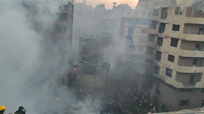 الدفع بـ10 سيارات أطفاء لاخماد حريق منشأة ناصر 