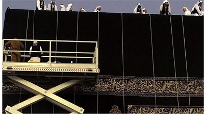  وجود كسوة الكعبة في منزل إبستين يثير الجدل  