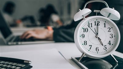 تعديل مواعيد العمل في رمضان بالكويت إلى 4 ساعات ونصف يوميًا 