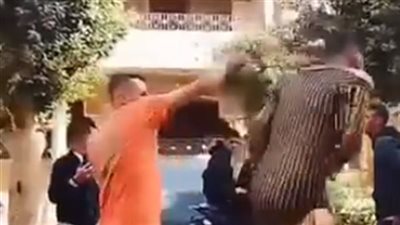 فيديو يظهر الإعتداء على شاب وإجباره على ارتداء بدلة رقص  