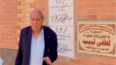 موجة انتقادات واسعة ضد منير مكرم بعد ظهوره في إعلان للمقابر  