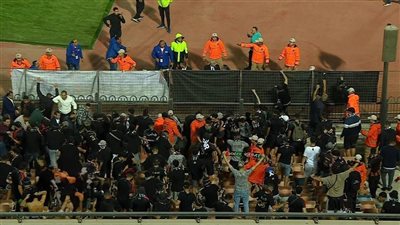 مشاجرة بين جماهير الأهلي والجيش الملكي وإلقاء زجاجات بعد مشادة اللاعبين