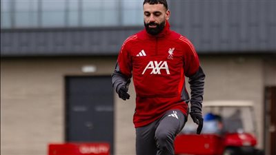 محمد صلاح ينشر صورة وهو يضع زينة رمضان في بيته بانجلترا 
