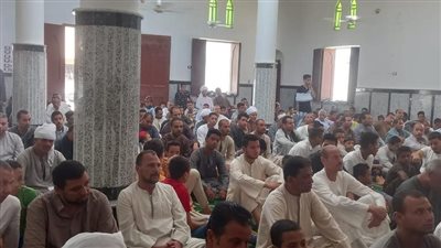 خطيب جامع ينهار من البكاء بسبب تعنيف المصليين 