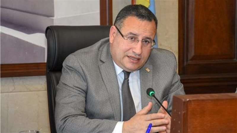 الدكتور عبد العزيز