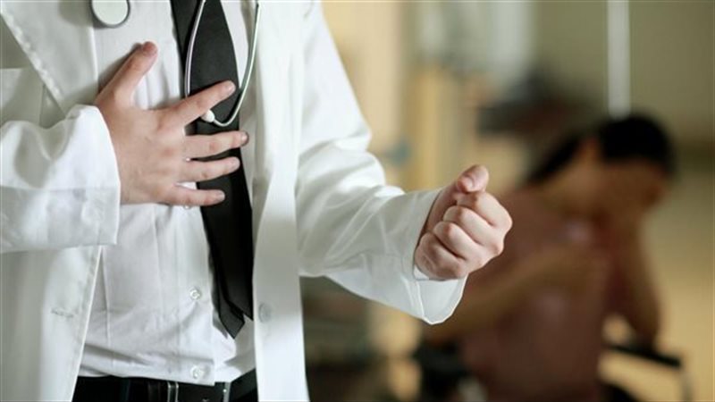 فتاة تتهم طبيب بالتحرش