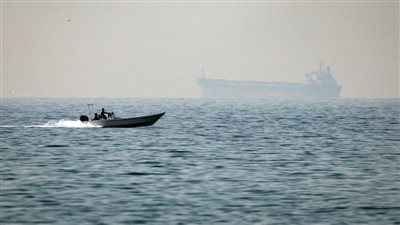 البحرية العمانية تنقذ طاقم سفينة شحن تعرضت لقصف  