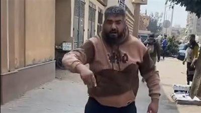 شخص يسب شاب بسبب صيام رمضان بعد أن وجده يدخن السجائر  