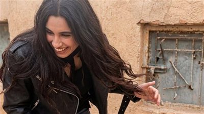 فيديو فتاة تسخر من الأموات 