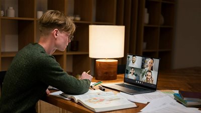 تفعيل التعليم عن بُعد في عُمان 