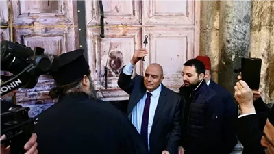 تسليم مفتاح كنيسة القيامة في الجمعة العظيمة بالقدس وفق تقليد تاريخي ممتد منذ قرون