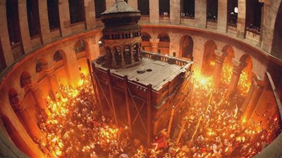 سبت النور 2026.. مسيحيو القدس يتجمعون بكنيسة القيامة لمشاهدة النور المقدس من قبر المسيح