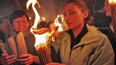 تفتيش قبر المسيح والبطريرك.. القمص يسطس الأورشليمي يكشف أسرار ظهور النور المقدس ويرد على شبهة الفسفور