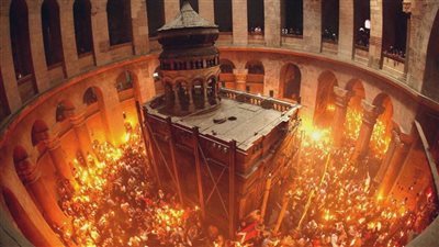 سبت النور 2026 ظهور النور المقدس الآن من قبر المسيح بكنيسة القيامة في القدس