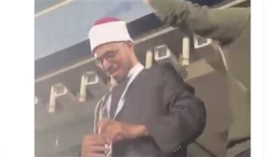 شخص يرتدي الزي الأزهري بمدرجات الزمالك 