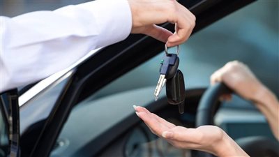 خبير قانوني يكشف إجراءات بيع السيارات والمستندات المطلوبة لتسجيل العقد وضمان الحقوق