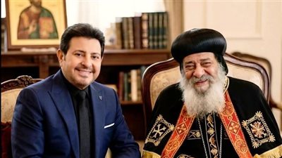 موقف إنساني مؤثر للفنان هاني شاكر مع البابا شنودة الثالث خلال رحلة علاجه الأخيرة
