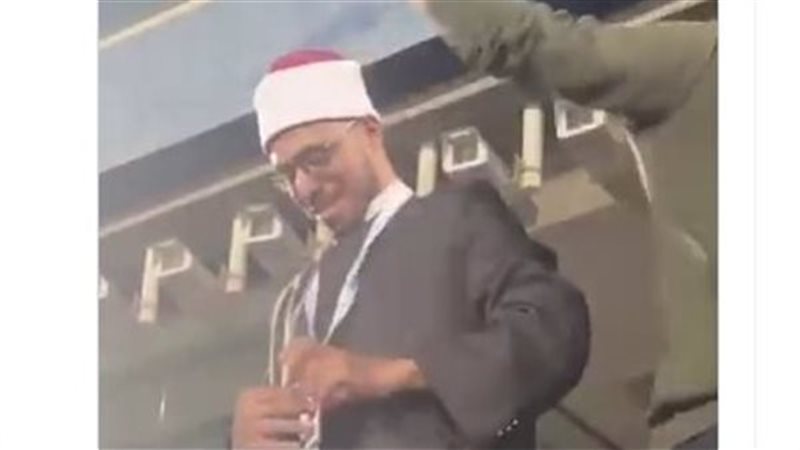 شخص يرتدي الزي الأزهري