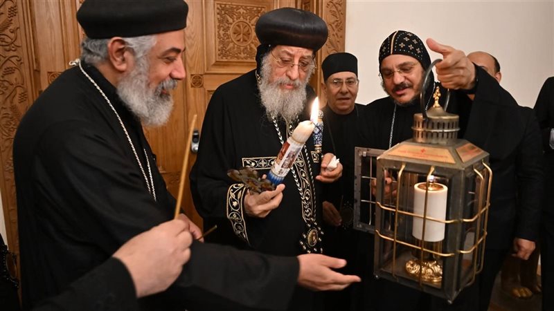 تسلم النور المقدس