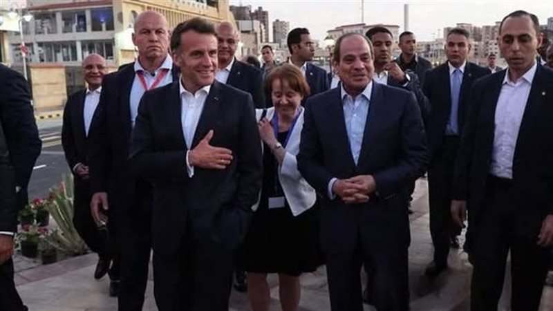 الرئيس السيسي يصطحب