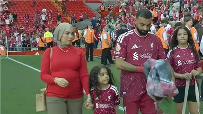 مشهد محزن لـ أم مكة زوجة محمد صلاح في حفل تكريمه 