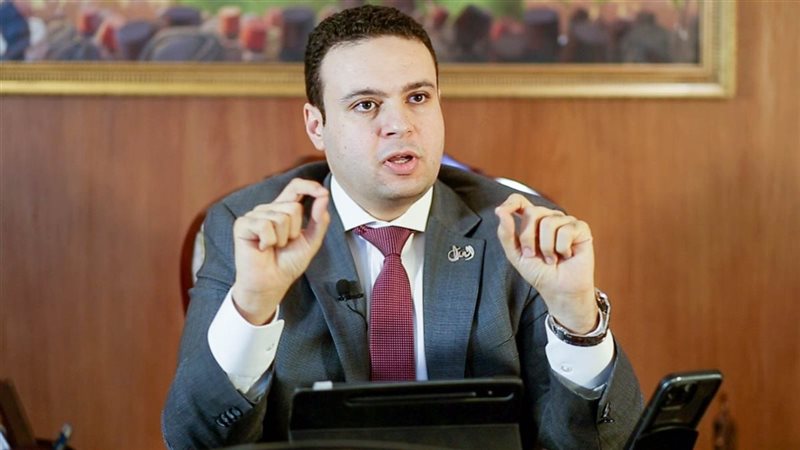 نائب يطالب بوقف رواتب