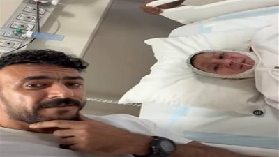 أحمد العوضي يزور الطفل يوسف في مستشفى أهل مصر للحروق 