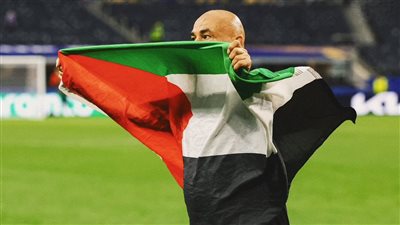 حسام حسن يثير تفاعلًا بعد رفع علم فلسطين عقب مباراة مصر  