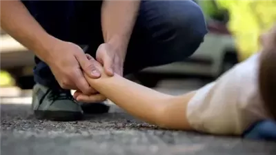 استغاثة شاب بعد اعتداء والده عليه 
