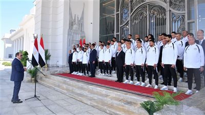 الرئيس السيسي يطالب لاعبي منتخب مصر بمشاركة مشاعرهم  