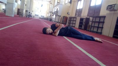 منشور متداول يثير التعاطف مع طفل ينام داخل مسجد 