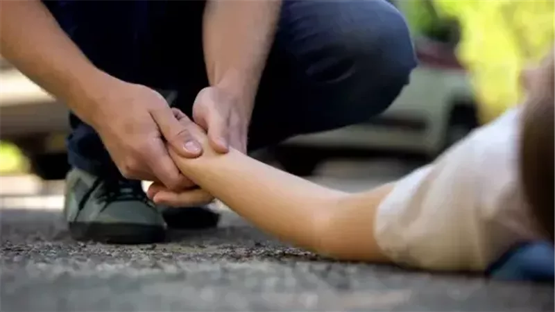 استغاثة شاب بعد اعتداء