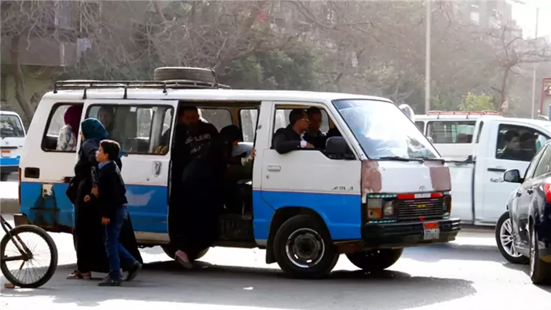 سائق ميكروباص ينقل