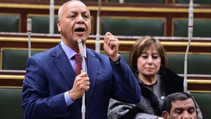 مصطفى بكري يطالب