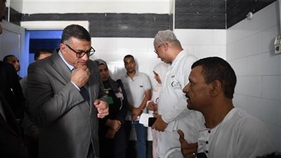 محافظ قنا يفاجئ المستشفى العام ويطيح بقيادات 