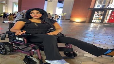 نرمين ماهر تظهر على كرسي متحرك  