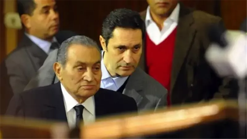 علاء مبارك ينتقد