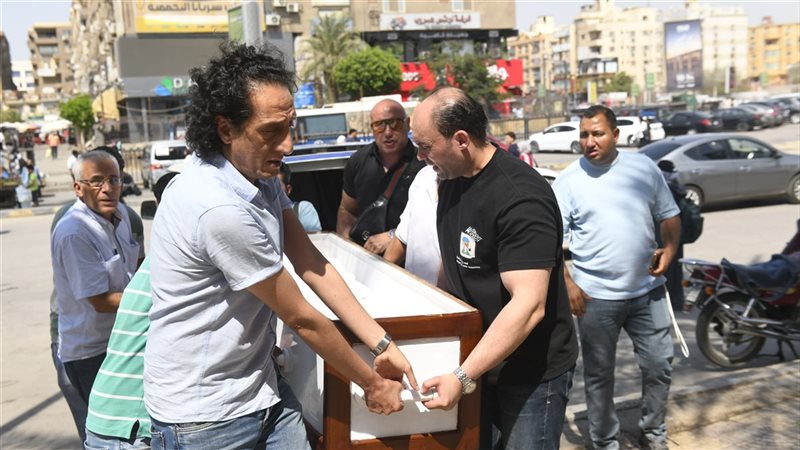 لحظات مؤثرة في جنازة