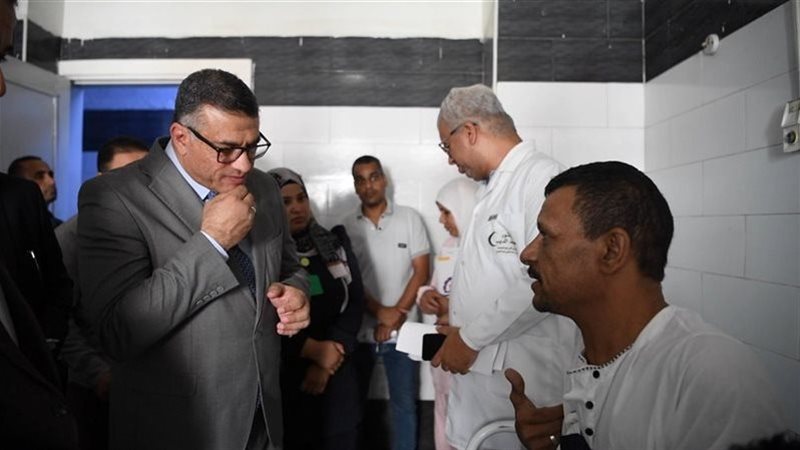 محافظ قنا يفاجئ المستشفى