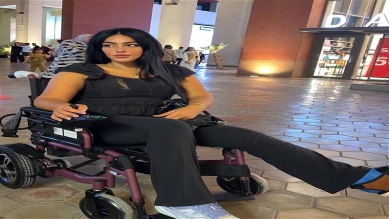 نرمين ماهر تظهر على كرسي متحرك 