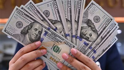الدولار يتراجع حتى 65 قرشًا في 5 بنوك والسوق الموازية تفقد 17 قرشًا