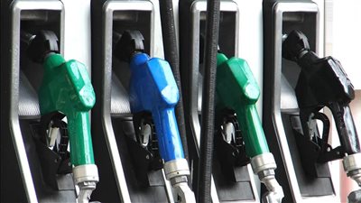 شعبة المواد البترولية تنفي زيادة الوقود وتؤكد توافر البنزين  