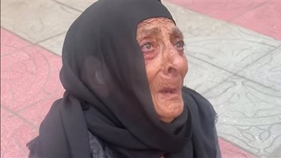 سيدة مسنة تبكي في الشارع 