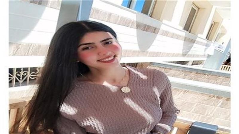 طالبة تظهر ناجحة