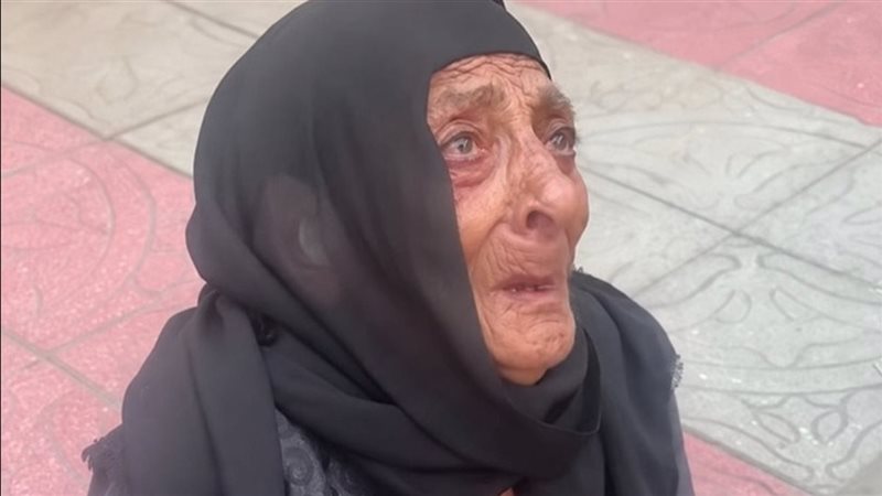 سيدة مسنة تبكي في